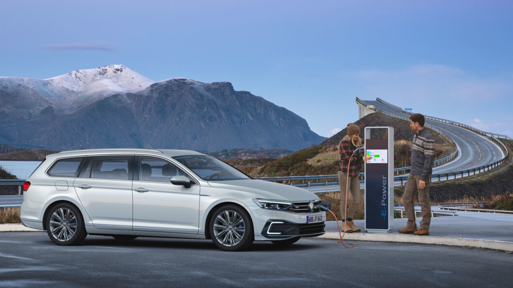 FINSTAS: Med Storseisundbrua, den kanskje mest kjente av de åtte bruene på Atlanterhavsvegen som kulisse, viser Volkswagen fram nye VW Passat GTE. FINSTAS: Med Storseisundbrua, den kanskje mest kjente av de åtte bruene på Atlanterhavsvegen som kulisse, viser Volkswagen fram nye VW Passat GTE.