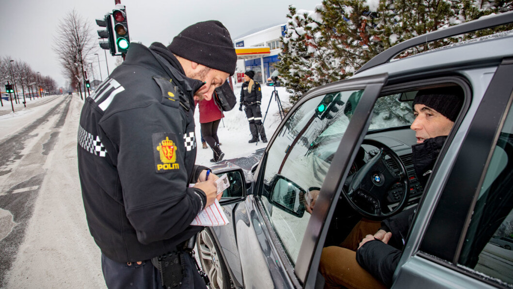 OVERRASKET: Svein Arne Nørsteng får 1700 kroner i bot og to prikker i førerkortet for ulovlig bruk av mobiltelefon. Han er overrasket over å bli avslørt. OVERRASKET: Svein Arne Nørsteng får 1700 kroner i bot og to prikker i førerkortet for ulovlig bruk av mobiltelefon. Han er overrasket over å bli avslørt.
