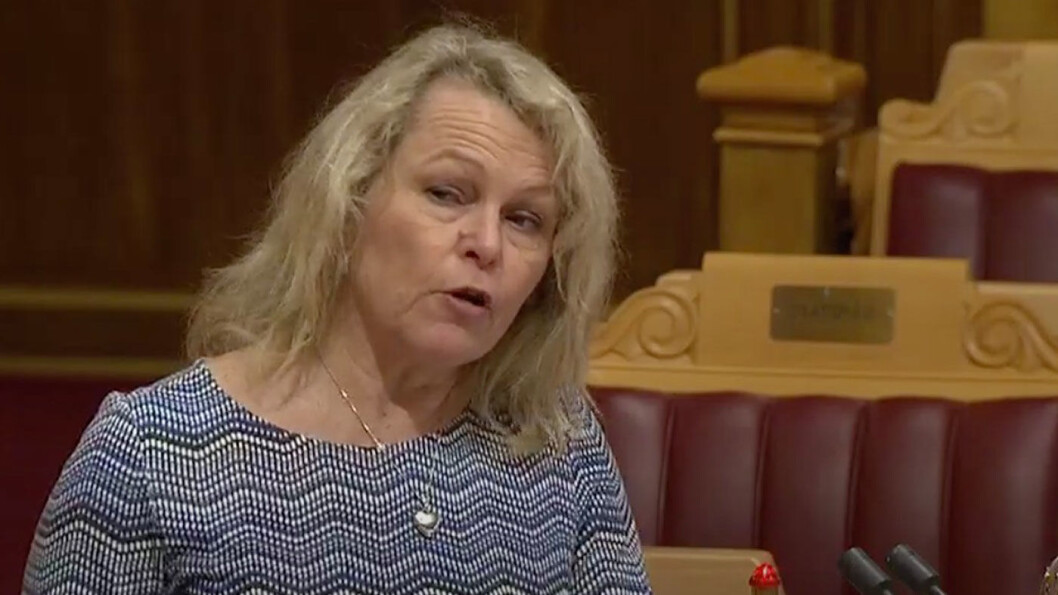 FIKK RÅD: Eldre- og folkehelseminister Åse Michaelsen, her fra spørretimen i Stortinget i høst, har fått råd om å la eldre kjøre til de er 80 før de behøver helseattest. Foto: Skjermdump fra Stortingets videoarkiv FIKK RÅD: Eldre- og folkehelseminister Åse Michaelsen, her fra spørretimen i Stortinget i høst, har fått råd om å la eldre kjøre til de er 80 før de behøver helseattest. Foto: Skjermdump fra Stortingets videoarkiv