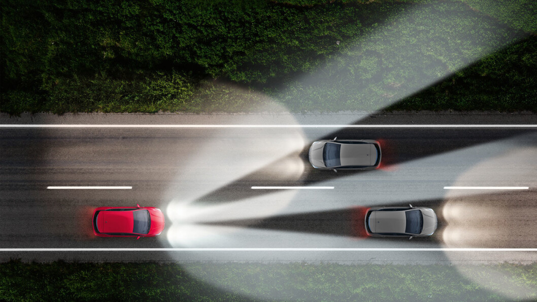 MASKERES: Her ser vi hvordan både en møtende bil og en bil som innhentes, maskeres, mens omgivelsene forblir opplyst. Foto: Opel MASKERES: Her ser vi hvordan både en møtende bil og en bil som innhentes, maskeres, mens omgivelsene forblir opplyst. Foto: Opel