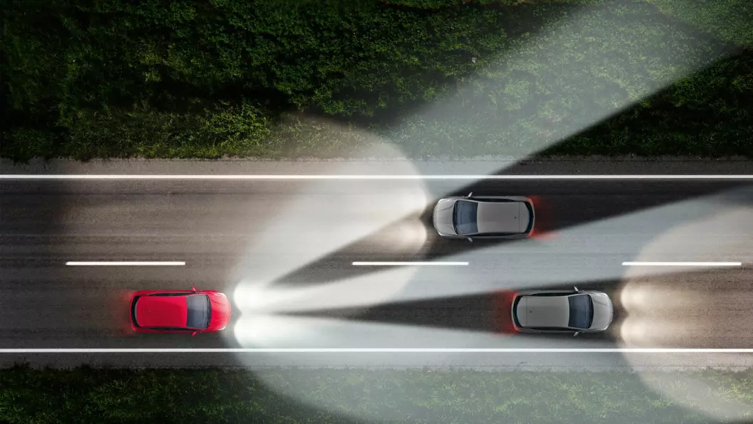 MASKERES: Her ser vi hvordan både en møtende bil og en bil som innhentes, maskeres, mens omgivelsene forblir opplyst. Foto: Opel