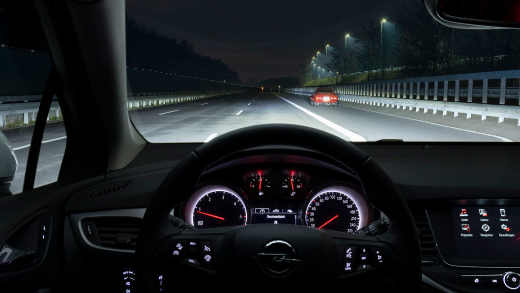 2019: Slik ser det ut fra førerplass i en Opel Astra med Intellilux LED Matrix. Astra var også først ute i sin klasse med denne teknologien i 2015. 2019: Slik ser det ut fra førerplass i en Opel Astra med Intellilux LED Matrix. Astra var også først ute i sin klasse med denne teknologien i 2015.