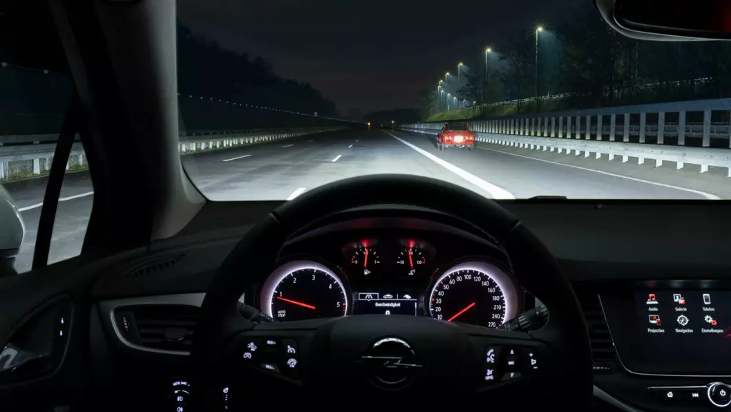 2019: Slik ser det ut fra førerplass i en Opel Astra med Intellilux LED Matrix. Astra var også først ute i sin klasse med denne teknologien i 2015.