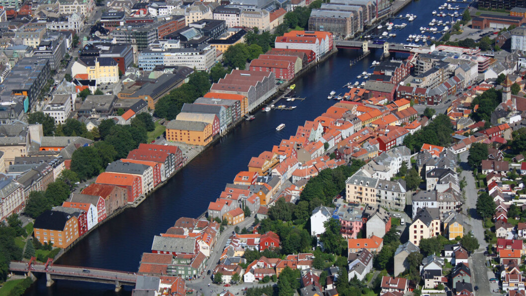 MÅ BETALE: Elbileierene må forberede seg på bompenger, også i Trondheim – her i fugleperspektiv mellom Gamle bybro og Bakke bru. Foto: Trondheim Havn MÅ BETALE: Elbileierene må forberede seg på bompenger, også i Trondheim – her i fugleperspektiv mellom Gamle bybro og Bakke bru. Foto: Trondheim Havn