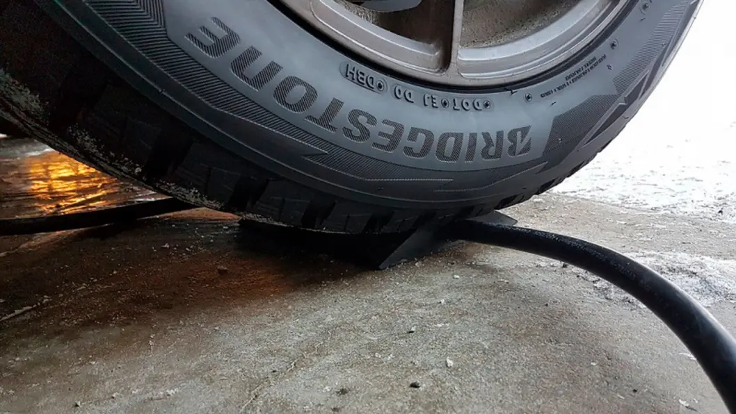 I LÅS: Når bilen ruller over slissen er kabelen ikke lenger så lett å få med seg… I LÅS: Når bilen ruller over slissen er kabelen ikke lenger så lett å få med seg…