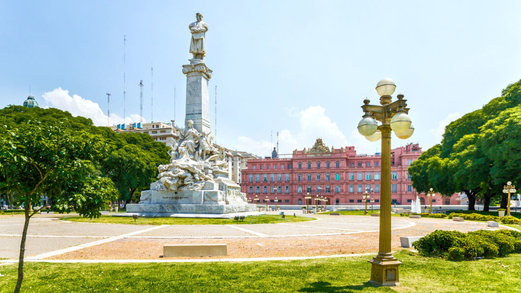 MAIPLASSEN: Plaza de Mayo med Casa Rosada, regjeringsbygget, i bakgrunnen. MAIPLASSEN: Plaza de Mayo med Casa Rosada, regjeringsbygget, i bakgrunnen.