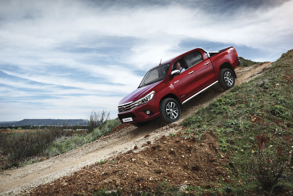 GENERASJON ÅTTE: Toyota Hilux er en av verdens mest solgte pickup-er og kommer til Norge i ny utgave i august - enda litt barskere enn før. Foto: Toyota GENERASJON ÅTTE: Toyota Hilux er en av verdens mest solgte pickup-er og kommer til Norge i ny utgave i august - enda litt barskere enn før. Foto: Toyota