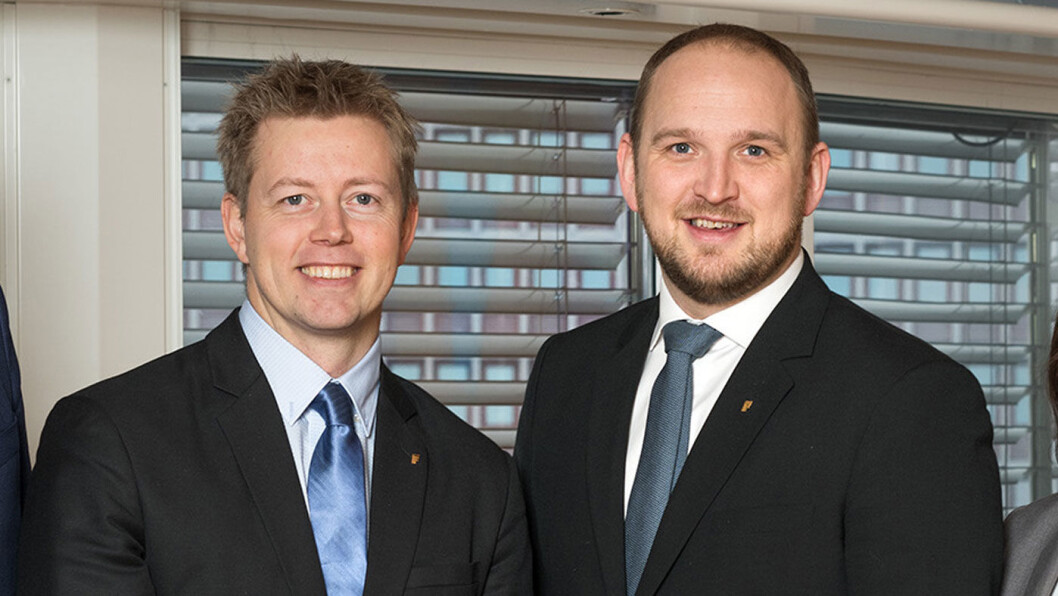 NED MED RENTA: Statssekretær Tommy Skjervold og statsråd Jon Georg Dale (t.h.) i Samferdselsdepartementet. Foto: Olav Heggø NED MED RENTA: Statssekretær Tommy Skjervold og statsråd Jon Georg Dale (t.h.) i Samferdselsdepartementet. Foto: Olav Heggø