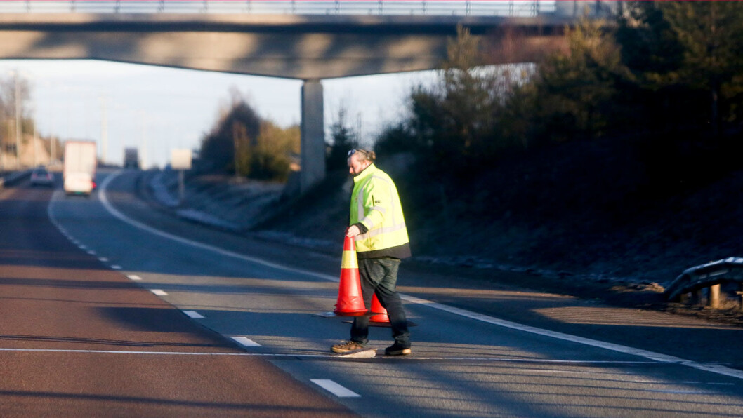 IKKE HELDIG: En metallbit fra overgangen mellom ei bru og veien stakk opp på E6 ved Follo. Foto: Tor Aage Hansen / NTB scanpix IKKE HELDIG: En metallbit fra overgangen mellom ei bru og veien stakk opp på E6 ved Follo. Foto: Tor Aage Hansen / NTB scanpix
