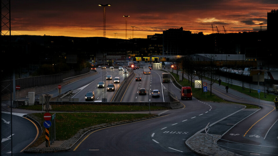 MER STØV: Høye nivåer med svevestøv gjør at miljøfartsgrensen midlertidig gjeninnføres i Oslo, som her på E18 ved Hjortneskaia. Foto: Jon Terje Hellgren Hansen