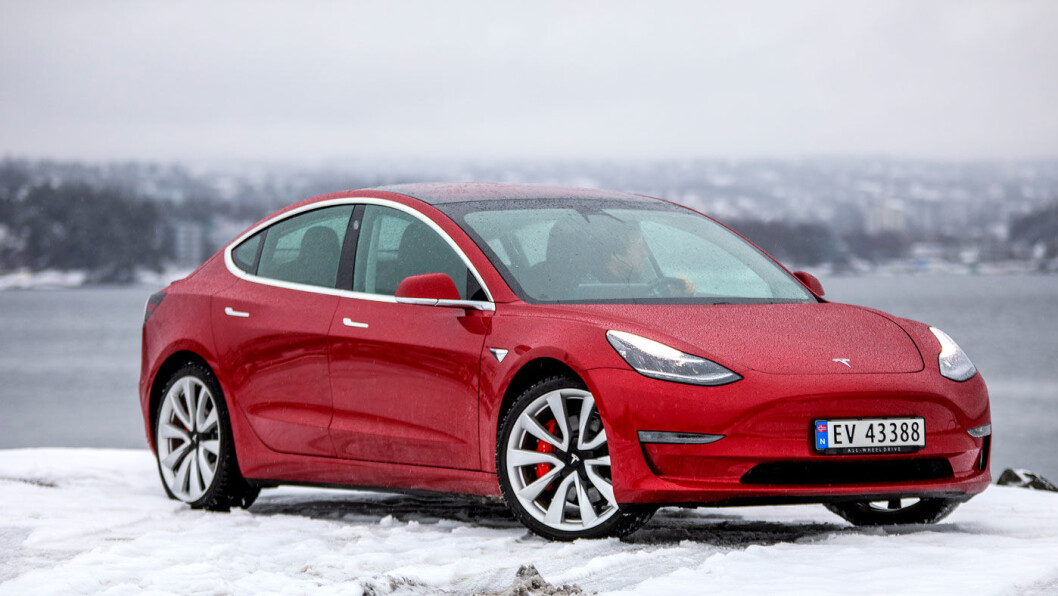 BILLIGERE: Prisen på Tesla Model 3 ble satt over natta, og har nå en innstegspris på 429.800 – og dessuten er en billigmodellen som kan komme ned mot 300.000 kroner i Norge åpnet for bestilling i USA. Foto: Tomm W. Christiansen BILLIGERE: Prisen på Tesla Model 3 ble satt over natta, og har nå en innstegspris på 429.800 – og dessuten er en billigmodellen som kan komme ned mot 300.000 kroner i Norge åpnet for bestilling i USA. Foto: Tomm W. Christiansen