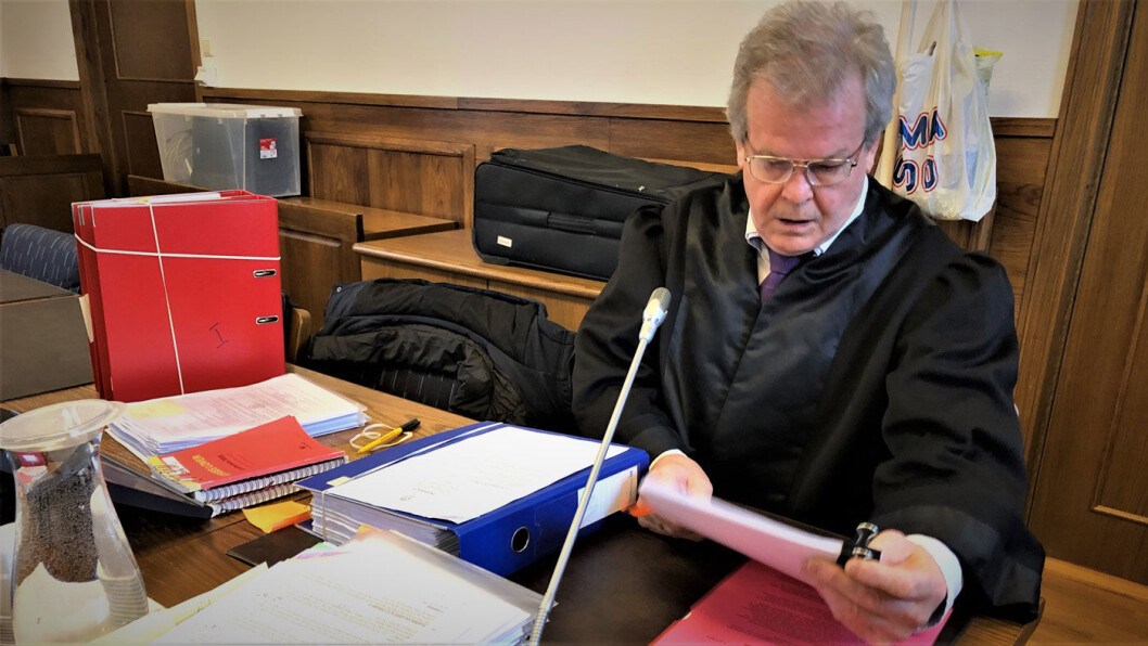 INGEN BILHANDEL: Politiadvokat Nils Vegard fikk et uvanlig spørsmål fra den tiltalte bruktbilselgeren i retten. Men politijuristen kunne avkrefte at han har kjøpt bil av tiltalte. Foto: Geir Røed INGEN BILHANDEL: Politiadvokat Nils Vegard fikk et uvanlig spørsmål fra den tiltalte bruktbilselgeren i retten. Men politijuristen kunne avkrefte at han har kjøpt bil av tiltalte. Foto: Geir Røed