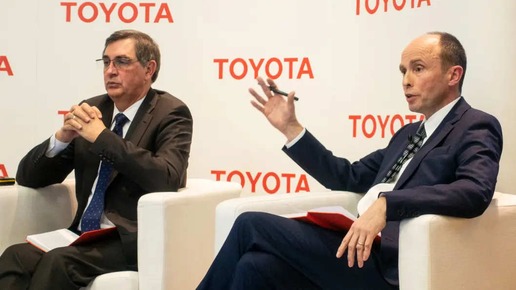 BATTERI KOMMER: Beslutningen om Toyotas strategi på helelektriske biler vil være klar om noen måneder, sier Matt Harrison (t.h.), visepresident i Toyota Europa – her med Europa-sjefen Johan van Zyl på en presentasjon i Genève mandag kveld. Foto: Peter Raaum BATTERI KOMMER: Beslutningen om Toyotas strategi på helelektriske biler vil være klar om noen måneder, sier Matt Harrison (t.h.), visepresident i Toyota Europa – her med Europa-sjefen Johan van Zyl på en presentasjon i Genève mandag kveld. Foto: Peter Raaum