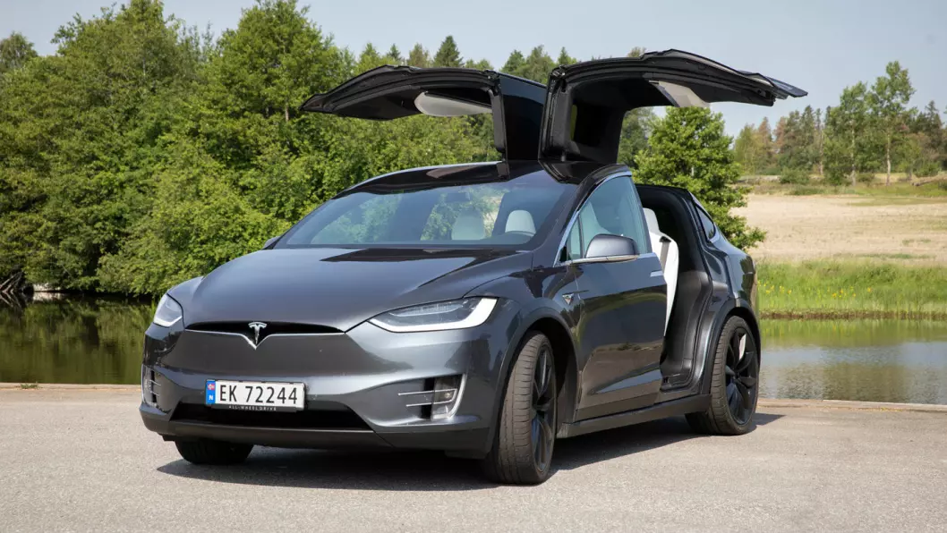 STORBIL: Tesla Model X er over fem meter lang og veier nærmere 2,5 tonn i kjøreklar stand. Den er en koloss i trafikken, men Norges fjerde mest solgte bil i 2018. Foto: Tom Hansen