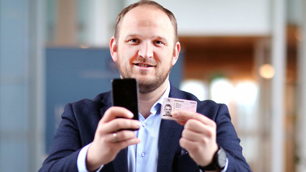 LOGGER PÅ: Samferdselsminister Jon Georg Dale håper han snart kan la mobilen erstatte det fysiske førerkortet. Foto: Tor Midtbø/Samferdselsdepartementet LOGGER PÅ: Samferdselsminister Jon Georg Dale håper han snart kan la mobilen erstatte det fysiske førerkortet. Foto: Tor Midtbø/Samferdselsdepartementet