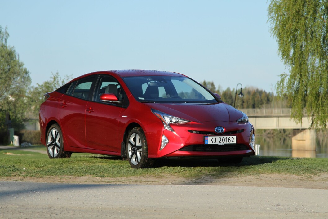 GJERRIG OG LETTKJØRT: Nye Toyota Prius er den gjerrigeste bensinbilen vi har kjørt her hjemme. Til høsten kommer en ladbar utgave som kan kjøre 40-50 kilometer på strøm. Foto: Rune Korsvoll GJERRIG OG LETTKJØRT: Nye Toyota Prius er den gjerrigeste bensinbilen vi har kjørt her hjemme. Til høsten kommer en ladbar utgave som kan kjøre 40-50 kilometer på strøm. Foto: Rune Korsvoll