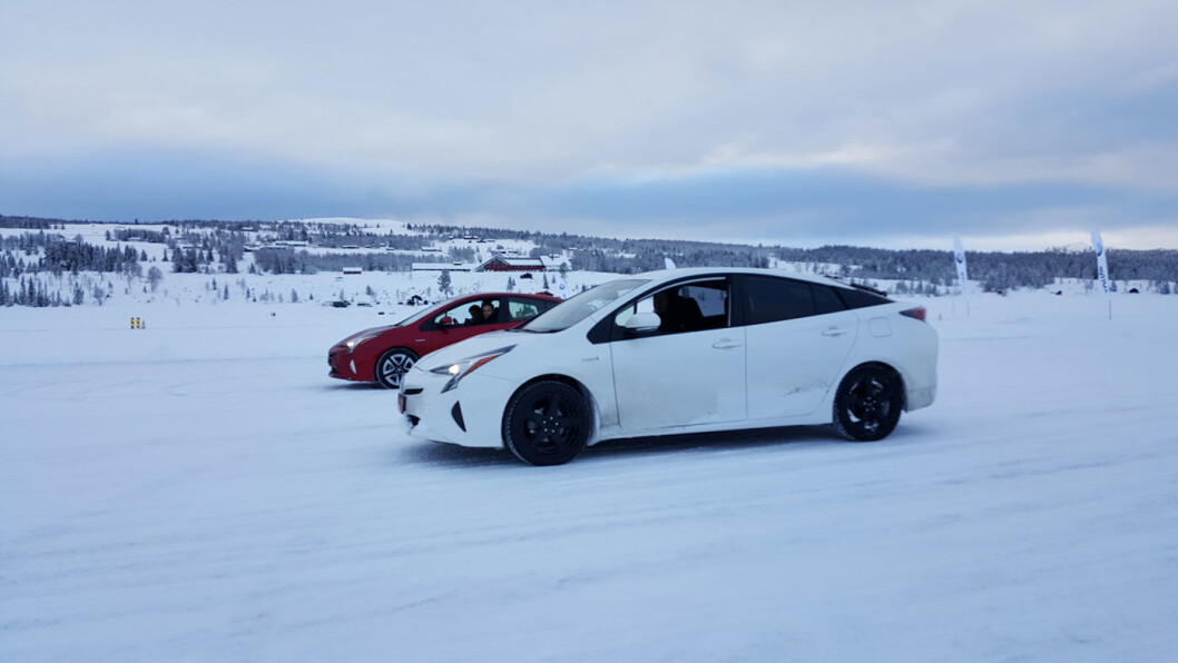 HEMMELIG TEST: Her er en hvit Prius med høyreratt ute og tester firehjulsdriften under norske forhold på Golsfjellet. HEMMELIG TEST: Her er en hvit Prius med høyreratt ute og tester firehjulsdriften under norske forhold på Golsfjellet.