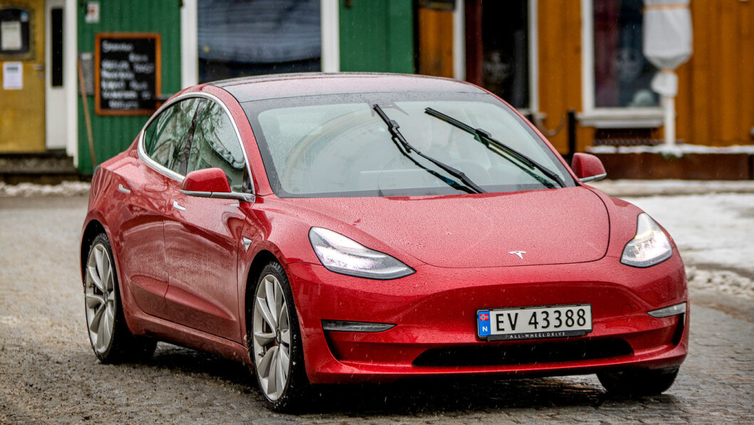 STIGER I PRIS: Tesla gir ikke akkurat betryggende signaler til markedet. Nå stiger bilene i pris igjen, bare to uker etter at for eksempel en Tesla Model 3 fikk en reduksjon i nybilprisen på 30-50.000 kroner. Foto: Tomm W. Christiansen STIGER I PRIS: Tesla gir ikke akkurat betryggende signaler til markedet. Nå stiger bilene i pris igjen, bare to uker etter at for eksempel en Tesla Model 3 fikk en reduksjon i nybilprisen på 30-50.000 kroner. Foto: Tomm W. Christiansen
