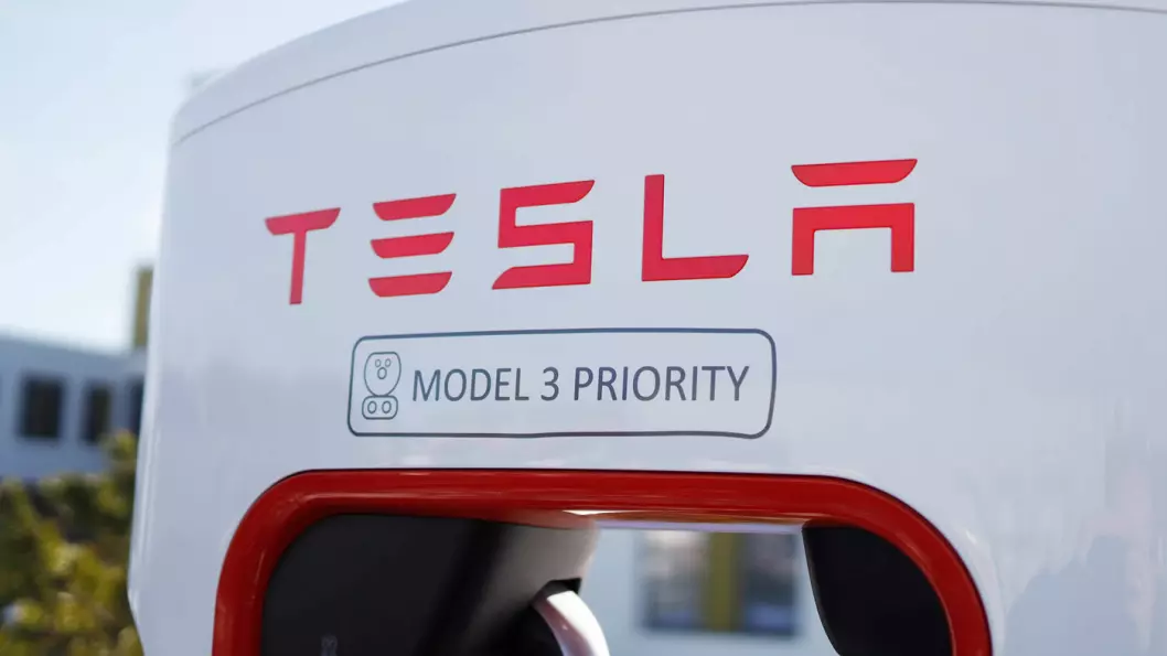 KLAR MELDING: Her på Stjørdal og på flere andre ladestasjoner til Tesla er Model 3 prioritert i ladekøen. Foto: Per A. Moan/Stjørdal foto
