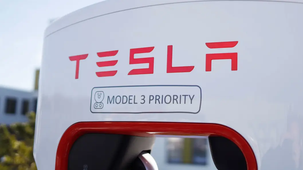 KLAR MELDING: Her på Stjørdal og på flere andre ladestasjoner til Tesla er Model 3 prioritert i ladekøen. Foto: Per A. Moan/Stjørdal foto KLAR MELDING: Her på Stjørdal og på flere andre ladestasjoner til Tesla er Model 3 prioritert i ladekøen. Foto: Per A. Moan/Stjørdal foto