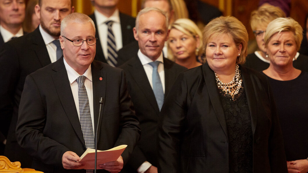 LESER TEKSTEN: Bård Hoksrud leser beretningen om rikets tilstand og bestyrelse ved Stortingets åpning sist høst. Nå lekser han opp for regjeringskollega Høyre. Foto: Morten Brakestad/Stortinget LESER TEKSTEN: Bård Hoksrud leser beretningen om rikets tilstand og bestyrelse ved Stortingets åpning sist høst. Nå lekser han opp for regjeringskollega Høyre. Foto: Morten Brakestad/Stortinget