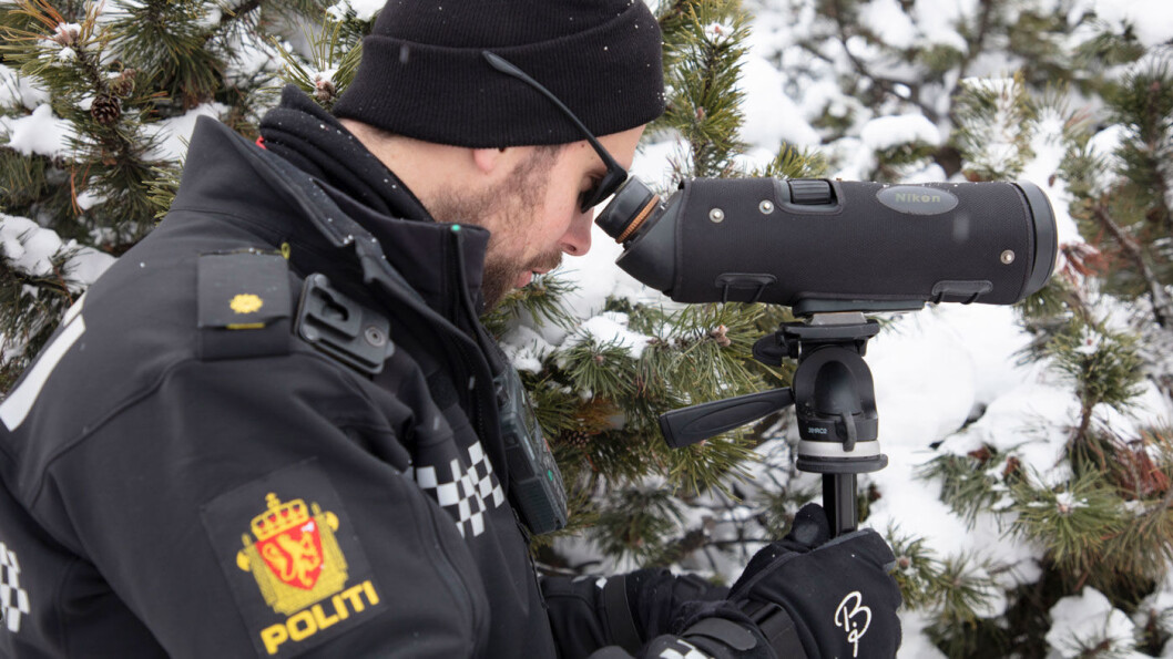 STJERNEKIKKERT: Politibetjent Eirik Petterøe får med seg det meste med den kraftige kikkerten under en kontroll i Lillehammer i vinter. I flatt lys er det mer krevende. Derfor bruker Petterøe solbriller. Foto: Geir Olsen STJERNEKIKKERT: Politibetjent Eirik Petterøe får med seg det meste med den kraftige kikkerten under en kontroll i Lillehammer i vinter. I flatt lys er det mer krevende. Derfor bruker Petterøe solbriller. Foto: Geir Olsen