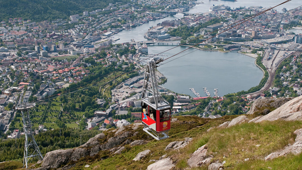GÅ VIDDEN: Turen mellom Fløyen og Ulriken med utsikt over Bergen, er en populær fjelltur. Stien er merket, og de 15 kilometerne tar omlag 5 timer å gå. Foto: CH - Visitnorway.com GÅ VIDDEN: Turen mellom Fløyen og Ulriken med utsikt over Bergen, er en populær fjelltur. Stien er merket, og de 15 kilometerne tar omlag 5 timer å gå. Foto: CH - Visitnorway.com