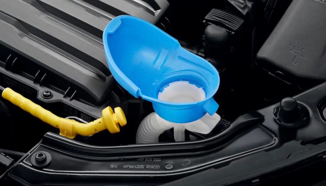 <span class=" font-weight-bold" data-lab-font_weight_desktop="font-weight-bold">GJEMT:</span> Spylervæsketanken er ikke lett å finne. Men den blå trakten man finner på en Skoda gjør jobben litt enklere. <span class=" font-weight-bold" data-lab-font_weight_desktop="font-weight-bold">GJEMT:</span> Spylervæsketanken er ikke lett å finne. Men den blå trakten man finner på en Skoda gjør jobben litt enklere.