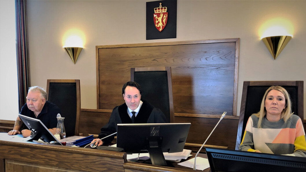 DØMTE BRUKTBILSELGER: Tingrettsdommer Torbjørn Fjeldstad og de to meddommerne Roar Hanke Andreassen og Monica Knudsen har fradømt Sven Jarle Knoll retten til å drive næring for resten av livet. Foto: Geir Røed DØMTE BRUKTBILSELGER: Tingrettsdommer Torbjørn Fjeldstad og de to meddommerne Roar Hanke Andreassen og Monica Knudsen har fradømt Sven Jarle Knoll retten til å drive næring for resten av livet. Foto: Geir Røed