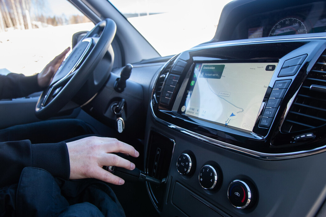 COCKPIT: Maxus har tre seter og godt med plass i førersetet. Skjermen er enkel å manøvrere med både navigasjon, radio eller musikk. COCKPIT: Maxus har tre seter og godt med plass i førersetet. Skjermen er enkel å manøvrere med både navigasjon, radio eller musikk.
