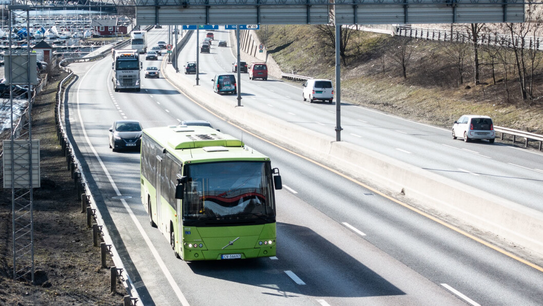 TETT: Her på E18 ved Sandvika inn mot Oslo er det ekstra tett med elbilister, og yrkessjåførene opplever daglig farlige situasjoner. TETT: Her på E18 ved Sandvika inn mot Oslo er det ekstra tett med elbilister, og yrkessjåførene opplever daglig farlige situasjoner.