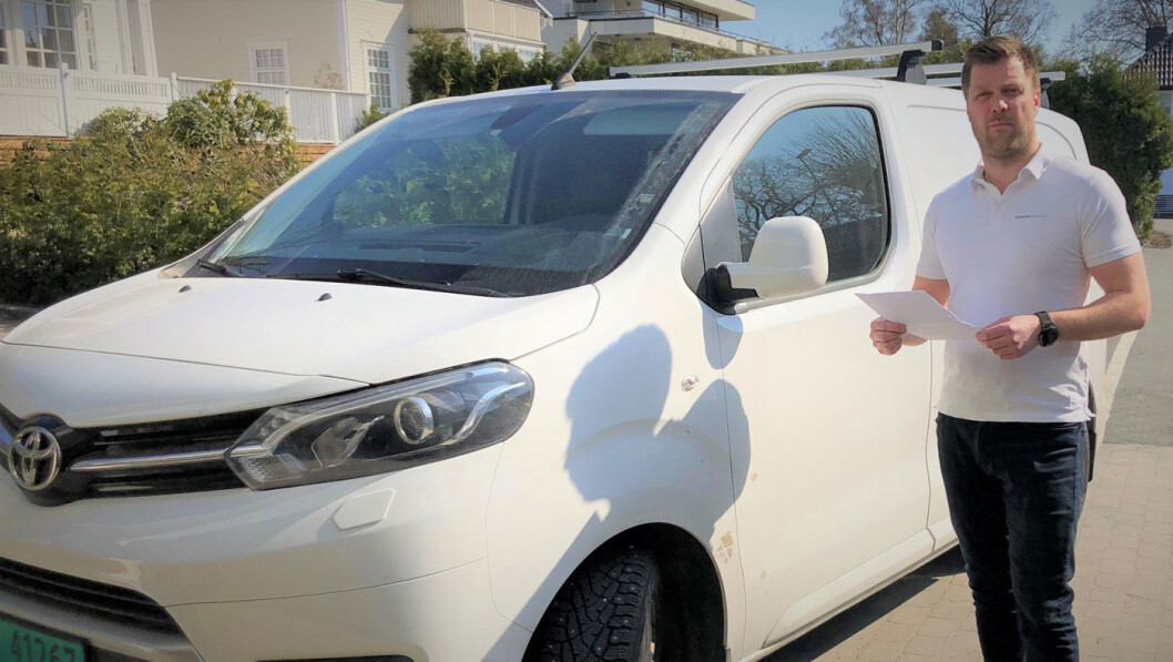 FIKK IKKE VITE: Den hvite Toyota-varebilen har vært kondemnert. Men det fikk ikke bilkjøper Lasse Marcussen vite, selv ikke da han spurte bilselgeren direkte. Foto: Privat FIKK IKKE VITE: Den hvite Toyota-varebilen har vært kondemnert. Men det fikk ikke bilkjøper Lasse Marcussen vite, selv ikke da han spurte bilselgeren direkte. Foto: Privat