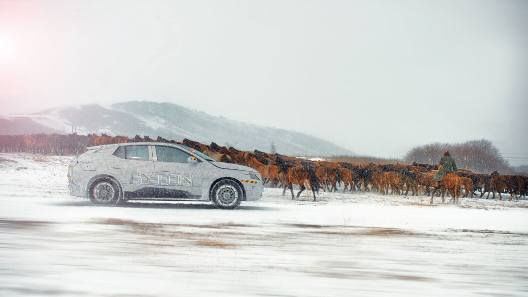 HOPPLA: Byton M-Byte under test i svinekalde omgivelser med villhester som publikum i Indre Mongolia nord i Kina. HOPPLA: Byton M-Byte under test i svinekalde omgivelser med villhester som publikum i Indre Mongolia nord i Kina.