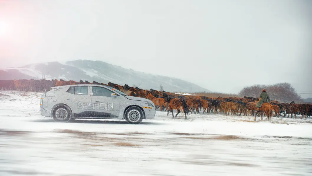 HOPPLA: Byton M-Byte under test i svinekalde omgivelser med villhester som publikum i Indre Mongolia nord i Kina. HOPPLA: Byton M-Byte under test i svinekalde omgivelser med villhester som publikum i Indre Mongolia nord i Kina.