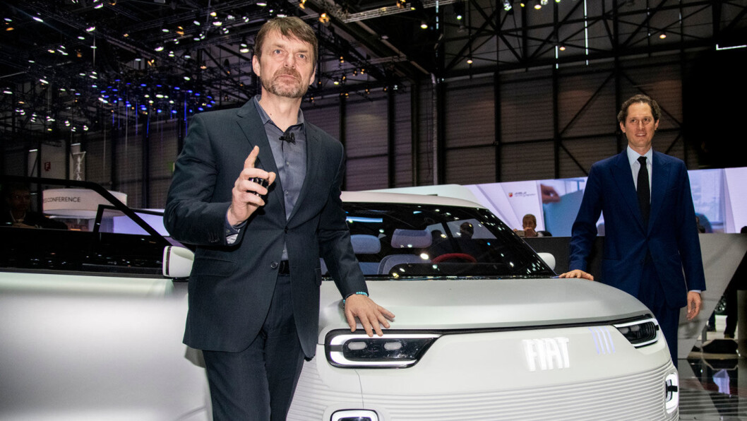 HOSTER OPP: FCA-sjef Mike Manley (t.v.) og Fiats styreformann John Elkann, her under årets Genève-utstilling, legger milliardbeløp på bordet for et samarbeid med Tesla. Foto: FCA HOSTER OPP: FCA-sjef Mike Manley (t.v.) og Fiats styreformann John Elkann, her under årets Genève-utstilling, legger milliardbeløp på bordet for et samarbeid med Tesla. Foto: FCA