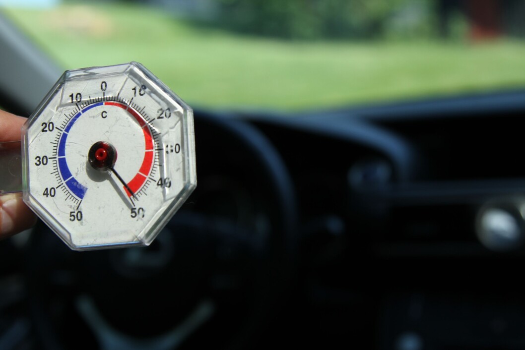50 GRADER: I løpet av 15 minutter i sola var temperaturen 50 grader inne i bilen. Foto: Rune Korsvoll 50 GRADER: I løpet av 15 minutter i sola var temperaturen 50 grader inne i bilen. Foto: Rune Korsvoll