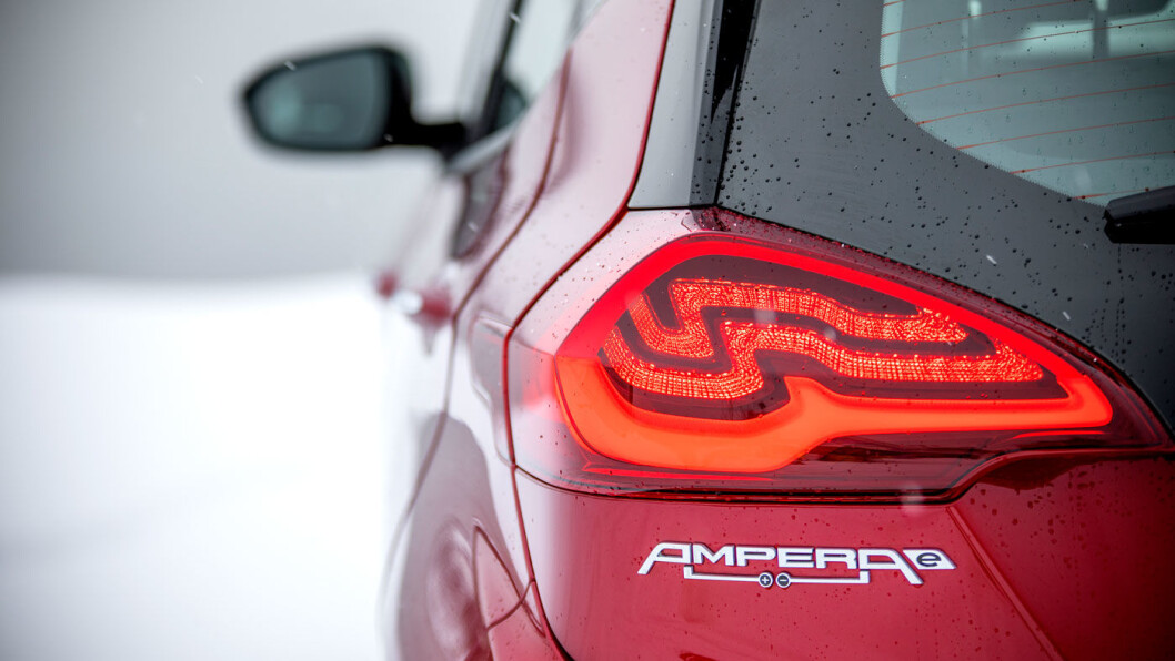 KONKURRANSEKLAR: Snart kan du se disse baklyktene ganske mye oftere, for Opel Ampera-e er blitt 40.000 rimeligere. Det gjør den plutselig konkurransedyktig igjen. Foto: Tomm W. Christiansen KONKURRANSEKLAR: Snart kan du se disse baklyktene ganske mye oftere, for Opel Ampera-e er blitt 40.000 rimeligere. Det gjør den plutselig konkurransedyktig igjen. Foto: Tomm W. Christiansen