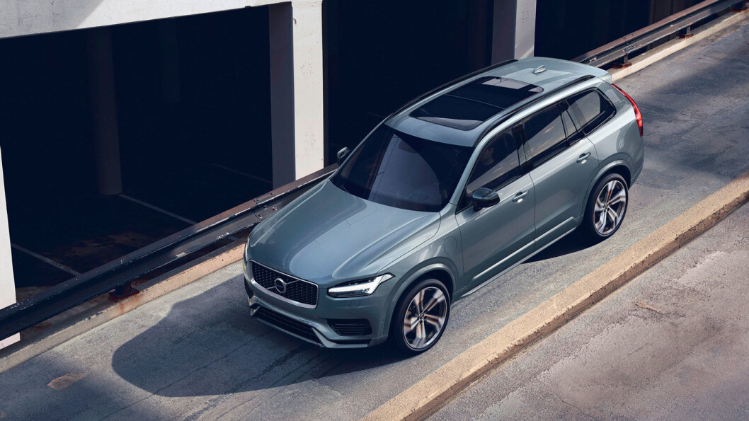 BLANKSVART: På nye XC90 i R-design er blant annet speilhusene og takrailsene lakkert i blankt svart. Foto: Volvocar Norge BLANKSVART: På nye XC90 i R-design er blant annet speilhusene og takrailsene lakkert i blankt svart. Foto: Volvocar Norge