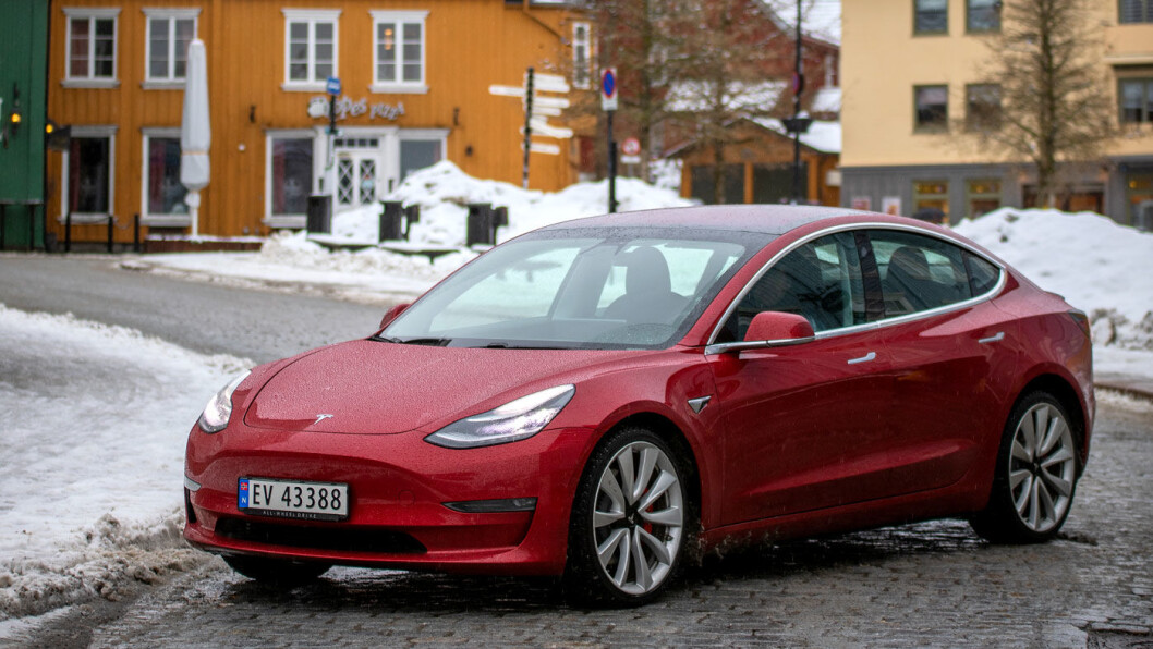 ALPE-SLAGER: Med Tesla Model 3-tallene i mars er for første gang en elbil mestselgende modell i Sveits. Foto: Tomm W. Christiansen ALPE-SLAGER: Med Tesla Model 3-tallene i mars er for første gang en elbil mestselgende modell i Sveits. Foto: Tomm W. Christiansen