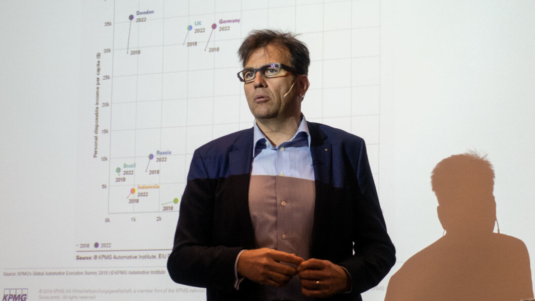 ØYER AV MOBILITET: – Det er viktig å huske at vi ikke kan snakke om én enkelt form for mobilitet i hele verden, sier bilanalytikeren Dieter Becker i KPMG. Foto: Peter Raaum ØYER AV MOBILITET: – Det er viktig å huske at vi ikke kan snakke om én enkelt form for mobilitet i hele verden, sier bilanalytikeren Dieter Becker i KPMG. Foto: Peter Raaum