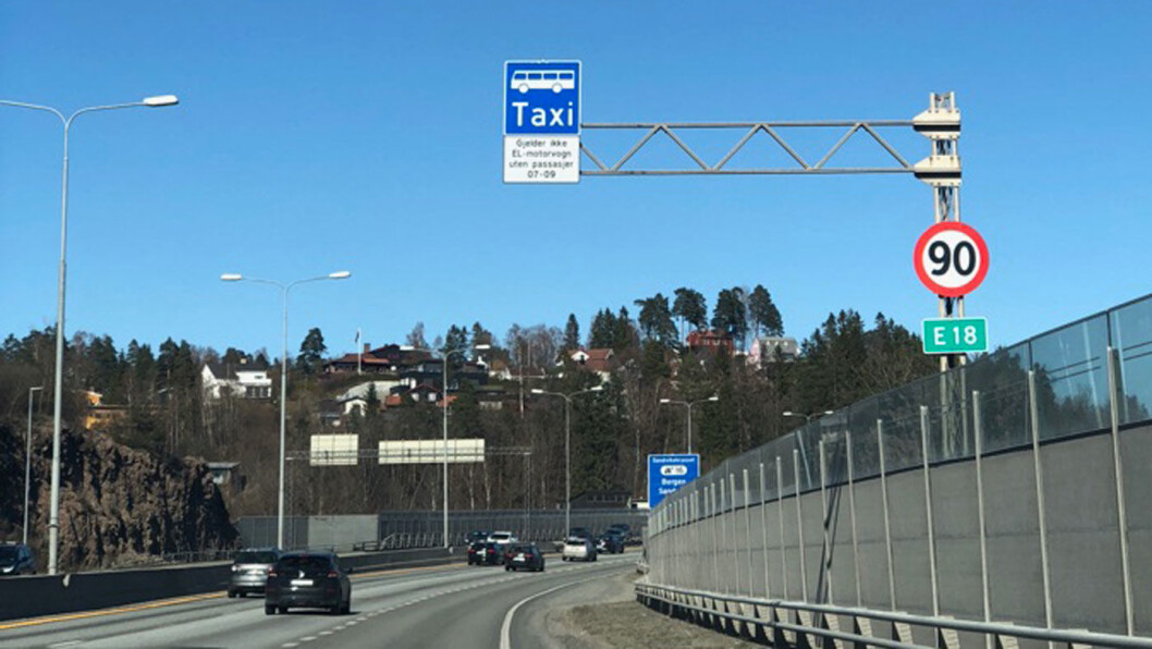NYTT SKILT: Før påske ble det innført innskjerpelser i elbilenes adgang til kollektivfeltet på E18 vest for Oslo. Foto: Martha Schøyen Raaum NYTT SKILT: Før påske ble det innført innskjerpelser i elbilenes adgang til kollektivfeltet på E18 vest for Oslo. Foto: Martha Schøyen Raaum