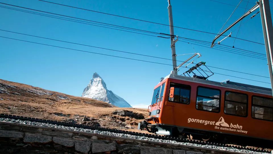 VAKRERE BLIR DET IKKE: Fra Zermatt kan du ta en fantastisk togtur med utsikt mot Matterhorn. Foto: Peter Raaum