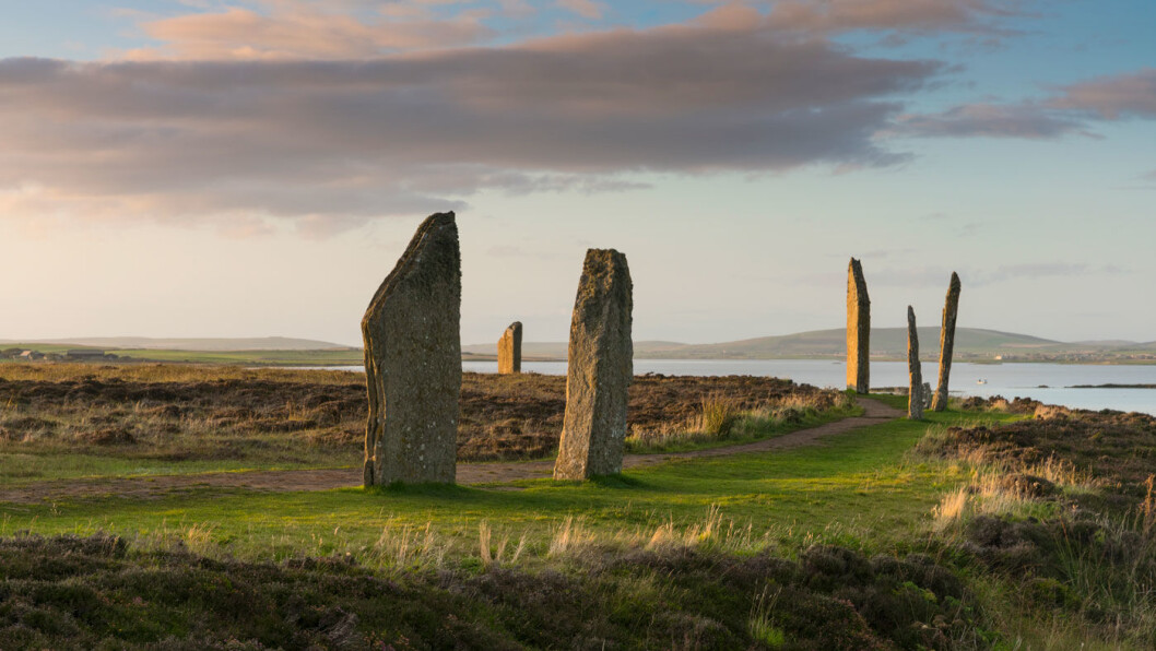 ORKNØYENES STONEHENGE: Ring of Brodgar er en steinsetting som trolig ble reist rundt år 2500 f.Kr., altså samtidig med Stonehenge og andre forhistoriske monumenter på de britiske øyer og i resten av Europa. Foto: Visit Scotland ORKNØYENES STONEHENGE: Ring of Brodgar er en steinsetting som trolig ble reist rundt år 2500 f.Kr., altså samtidig med Stonehenge og andre forhistoriske monumenter på de britiske øyer og i resten av Europa. Foto: Visit Scotland
