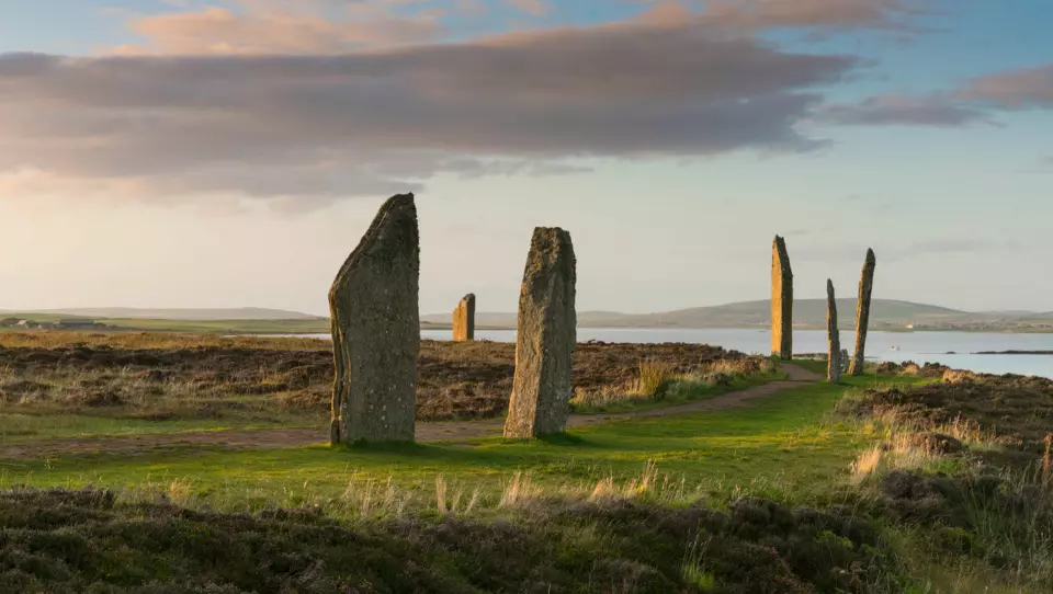 ORKNØYENES STONEHENGE: Ring of Brodgar er en steinsetting som trolig ble reist rundt år 2500 f.Kr., altså samtidig med Stonehenge og andre forhistoriske monumenter på de britiske øyer og i resten av Europa. Foto: Visit Scotland