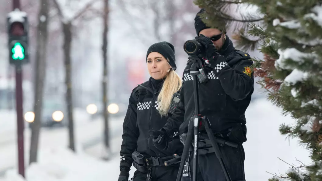 SPESIALISTER: UP-betjent Veronica Saxrud og hennes kollega Eirik Petterøe (t.h.) har blitt eksperter i å avsløre rus i trafikken. Foto: Geir Olsen
