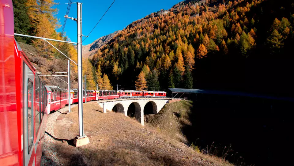 INGENIØRKUNST: Toget krysser 291 broer og kjører gjennom 91 tunneler på turen til Zermatt. Foto: Peter Raaum