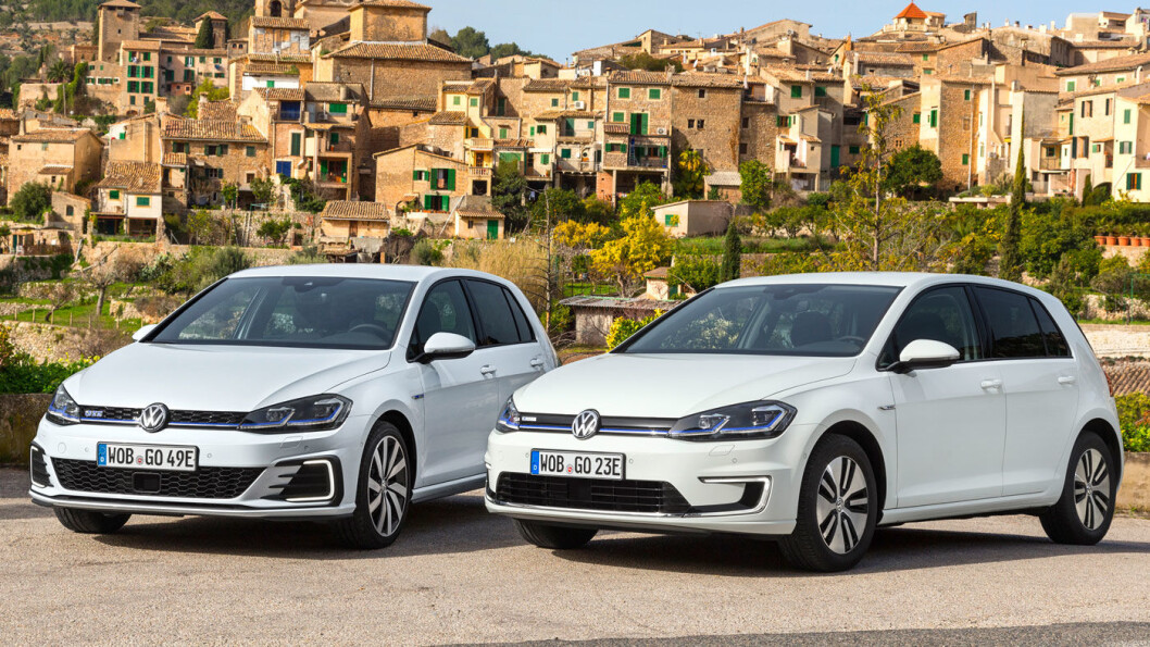 TO ALEN AV SAMME STYKKE: Golf GTE til venstre og e-Golf til høyre. Bare i Norge har bilen til høyre vært den klart rimeligste. Foto: Volkswagen AG TO ALEN AV SAMME STYKKE: Golf GTE til venstre og e-Golf til høyre. Bare i Norge har bilen til høyre vært den klart rimeligste. Foto: Volkswagen AG