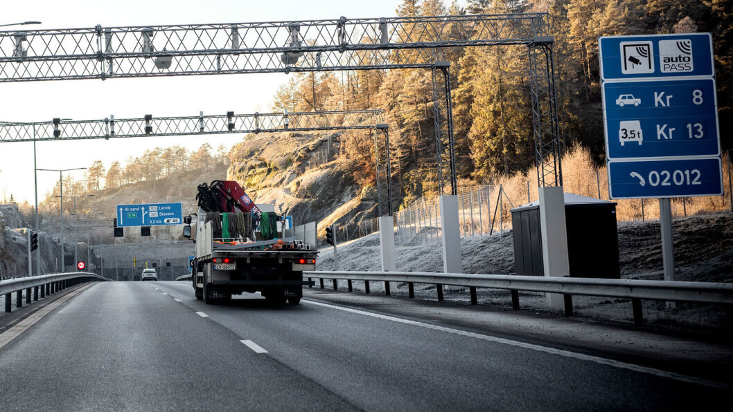 MER AV DETTE: En drøss av landets større veier får skilt som dette til høyre i løpet av året… Sjekk vår oversikt over veiene som har (foreløpig) siste påske uten bom. Foto: Tomm W. Christiansen MER AV DETTE: En drøss av landets større veier får skilt som dette til høyre i løpet av året… Sjekk vår oversikt over veiene som har (foreløpig) siste påske uten bom. Foto: Tomm W. Christiansen