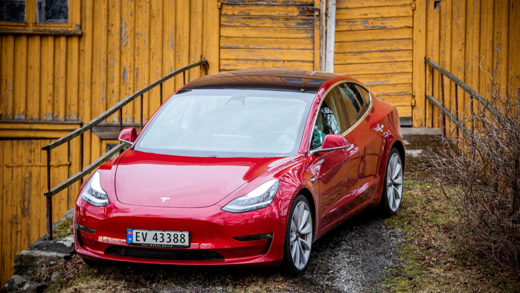 ENDA BILLIGERE: Tesla Model 3 har nå kommet i en enda rimeligere modell med bakhjulsdrift og litt kortere rekkevidde. Foto: Tomm W. Christiansen ENDA BILLIGERE: Tesla Model 3 har nå kommet i en enda rimeligere modell med bakhjulsdrift og litt kortere rekkevidde. Foto: Tomm W. Christiansen