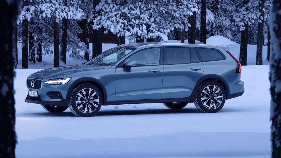 HØYERE: Volvo V60 Cross Country har firehjulsdrift, kledelige SUV-effekter og 21 centimeter bakkeklaring. Det gjør den ellers så elegante bilen litt røffere, men minst like lekker som før. Foto: Øivind A. Monn-Iversen HØYERE: Volvo V60 Cross Country har firehjulsdrift, kledelige SUV-effekter og 21 centimeter bakkeklaring. Det gjør den ellers så elegante bilen litt røffere, men minst like lekker som før. Foto: Øivind A. Monn-Iversen